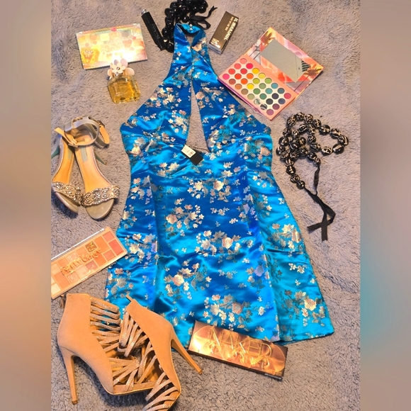 Beautiful floral satin dress ready for hot days Size Medium. NWT - Picture 8 of 8